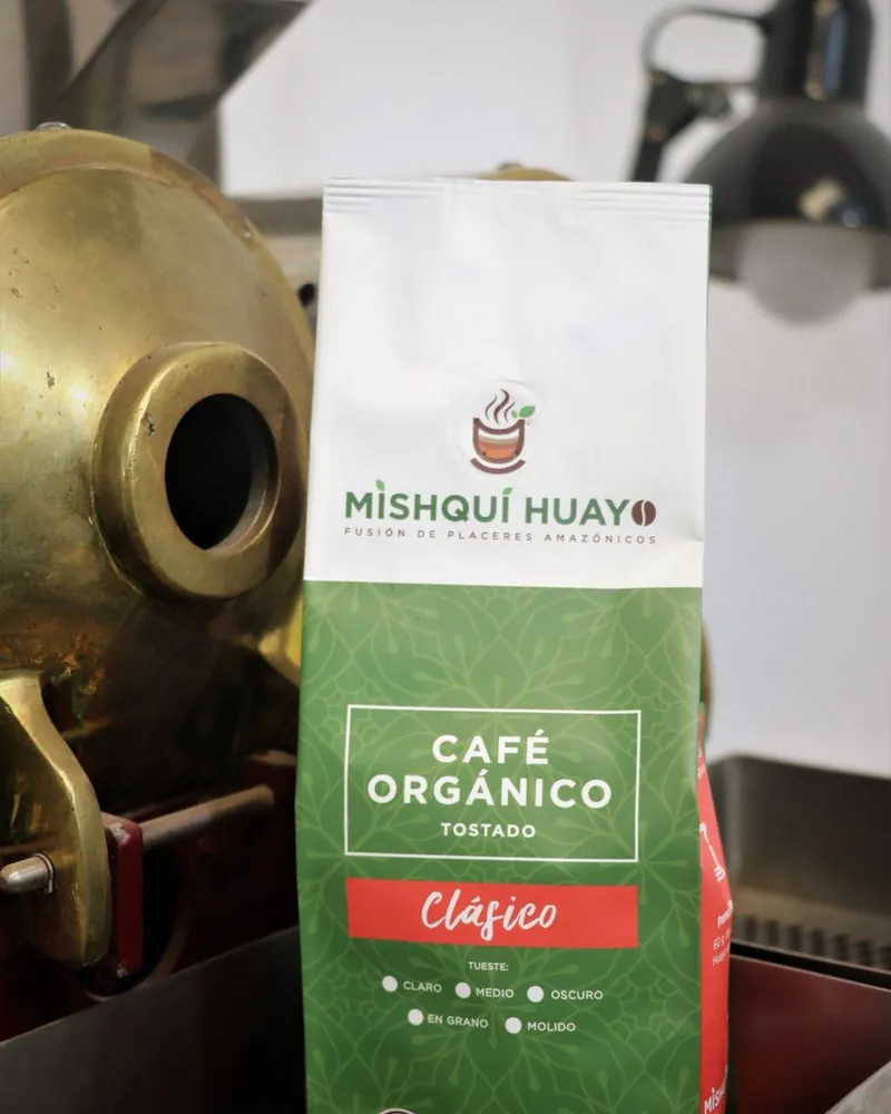 Bolsa de Café Clásico Mishquí Huayo junto a la tostadora